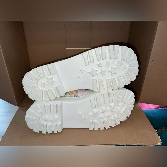 🌈 🐻 💖🌸 NWT HAPPY STEPS COMBAT BOOT

DOLLS KILL X CARE BEARS - Picture 5 of 7